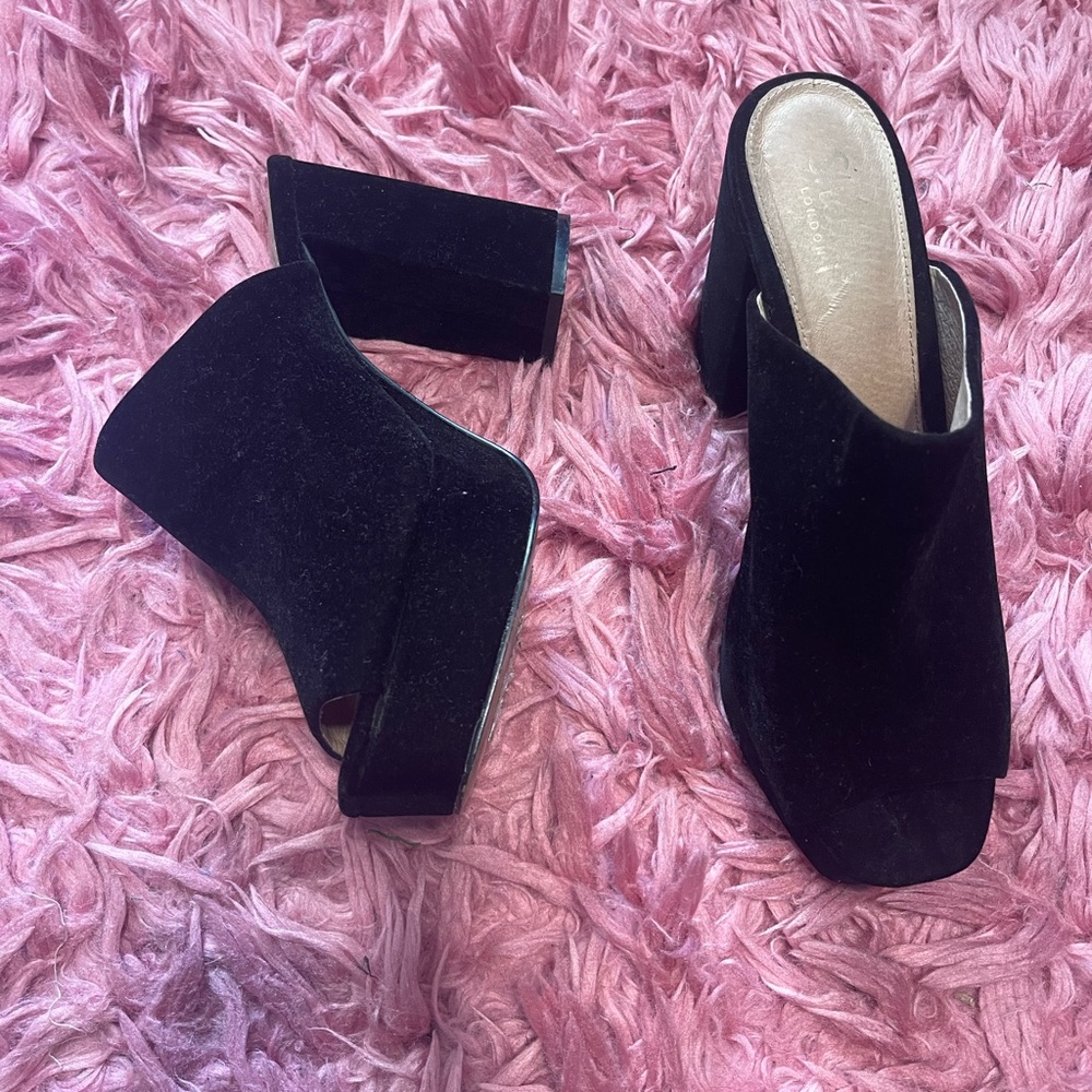 Shelly’s London platform heels - Picture 2 of 7